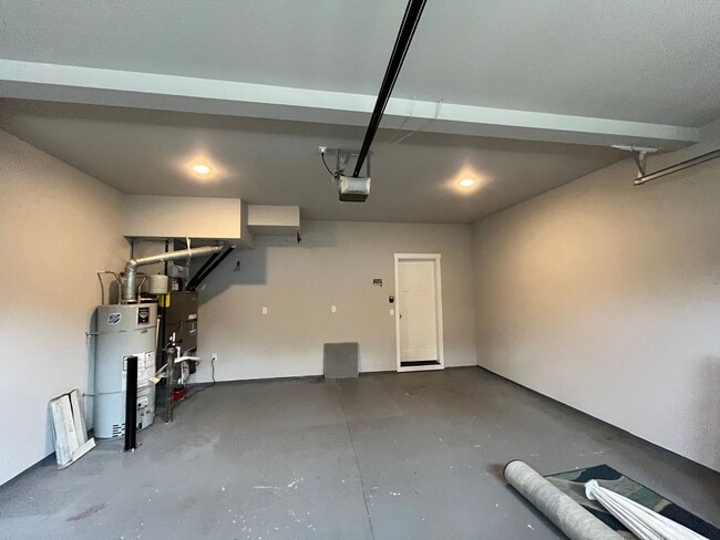 Building Photo - Beautiful and Newer 4 Bedroom 2.5 Bathroom Craftsman attached House close to the Columbia River! ...