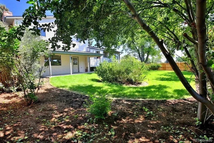 Backyard with sprinkler system - 7504 W Quarto Ave