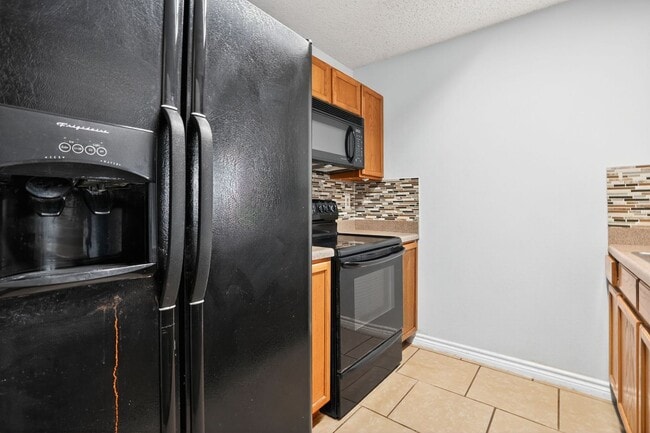Building Photo - Cozy & Spacious 2 Bed, 2 Bath with Private...