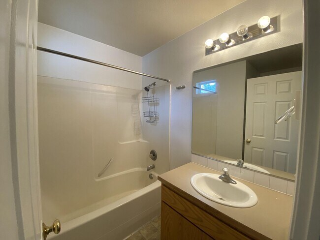 Building Photo - 857 N Garfield St