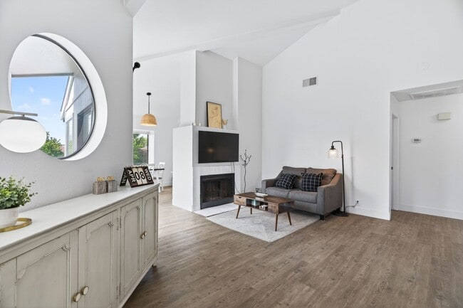 Building Photo - 2 Bedroom Condo for Rent in Redding CA | Pool, Spa, Fireplace, Balcony
