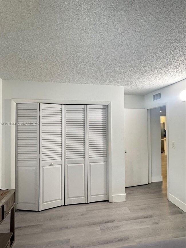 Building Photo - 163 Lakeview Dr