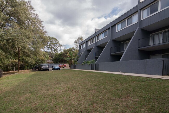 Building Photo - 830 E Park Ave