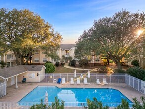 Building Photo - Great 1 Bedroom Unit at the Oaks!