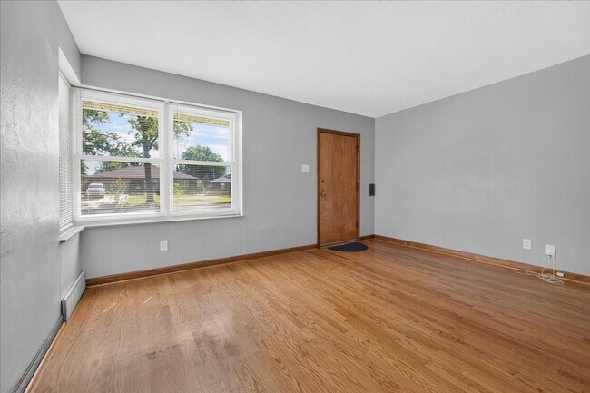 Building Photo - 5907-5909-5909 Jamieson Ave