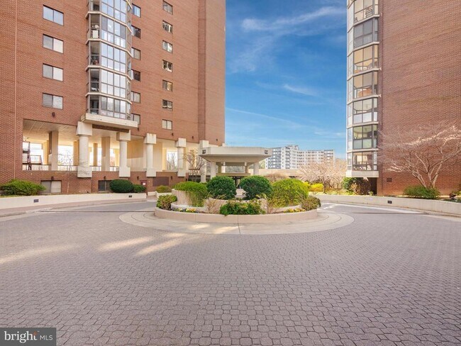 Building Photo - 1600 N Oak St