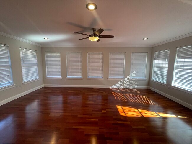 Building Photo - 1624 Oakmont Cir