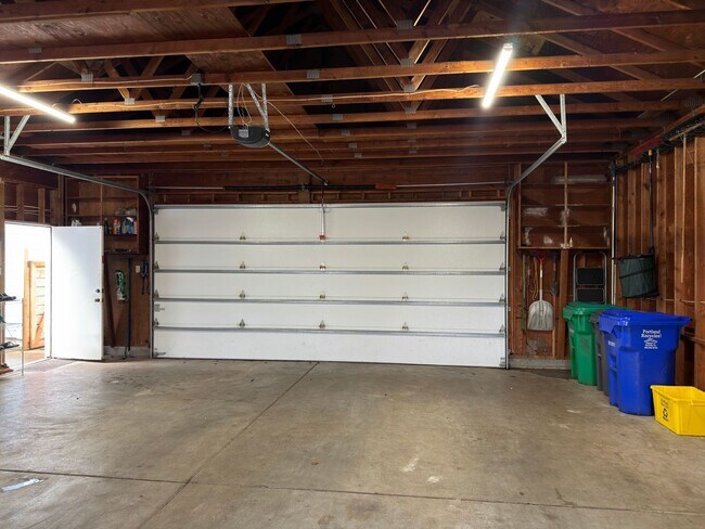 Building Photo - Modern Comfort Meets Classic Charm in South Tabor~ Fenced Backyard~ Garage~ Pets Welcome~ 94 Bike...