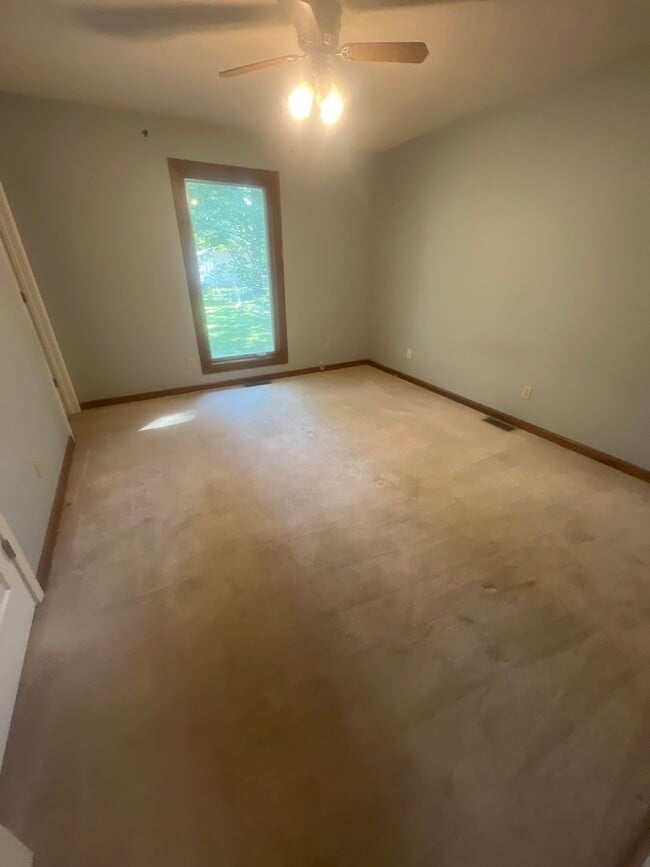 Building Photo - MOVE IN READY!!