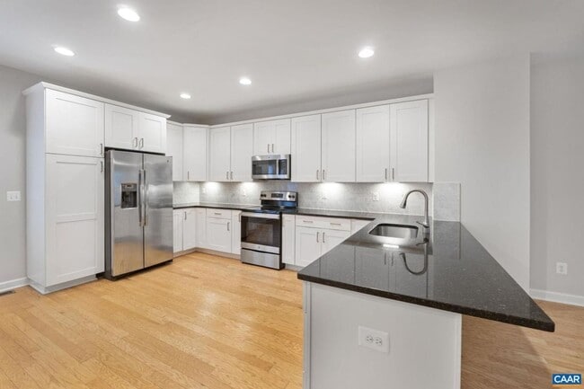 Building Photo - 4 Bedroom 3.5 Bathroom Townhouse with 2 Car Garage - Brownsville Elementary School District