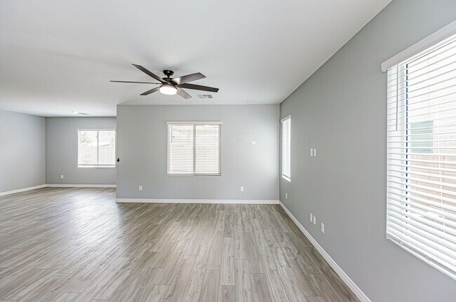 Building Photo - Beautiful 2 story Home