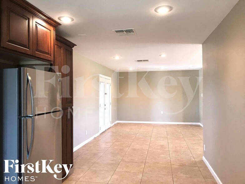 Building Photo - 8802 N 35th Dr