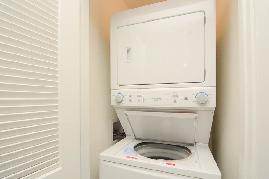 Building Photo - 1203 Maple Ave