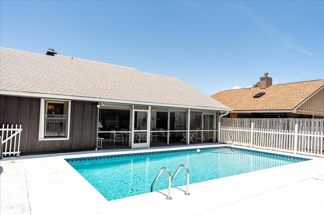 Building Photo - 901 Sandy Oaks Dr