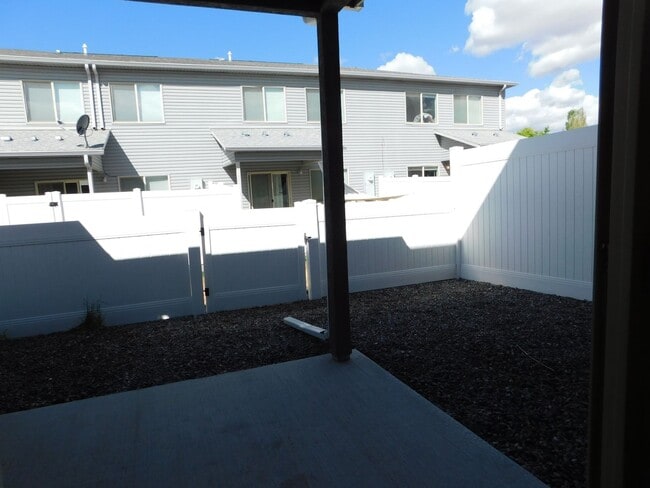 Building Photo - Townhome Near Shopping