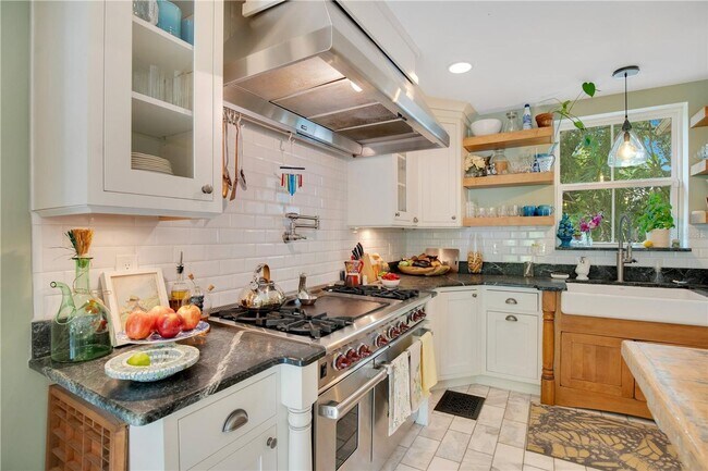 Building Photo - Queen Anne Victorian Estate