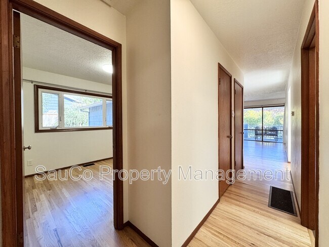 Building Photo - 4751 SW 53rd Ave