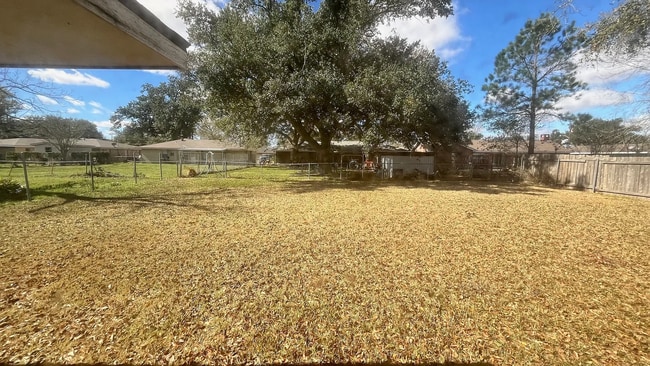 Building Photo - 4 Bed / 2 Bath Home with Fenced Backyard