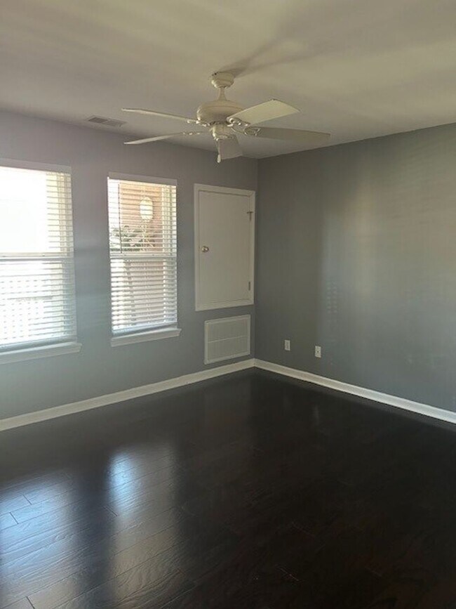 Building Photo - 2 Bedroom Harbor Park Condo - Just Blocks From the Lake