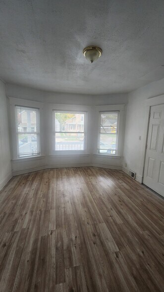 Building Photo - 123 Maple Ave
