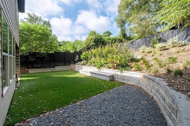 Building Photo - 813 Coleman St SW