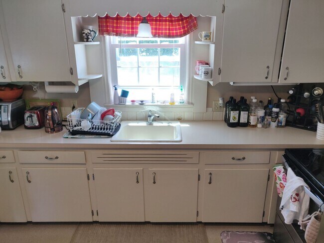 Building Photo - 4-Bedroom Home for Rent in the Heart of Sixteen Acres