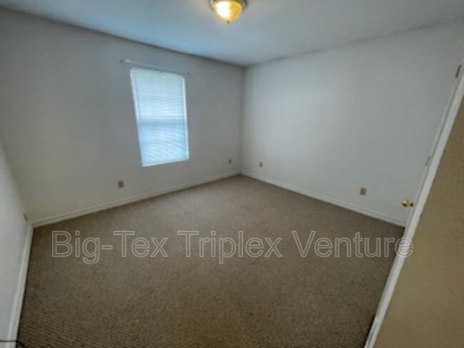 Building Photo - 262 N Pecan St