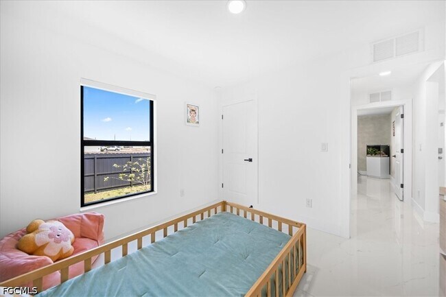 Building Photo - 2112 NE 1st Ave