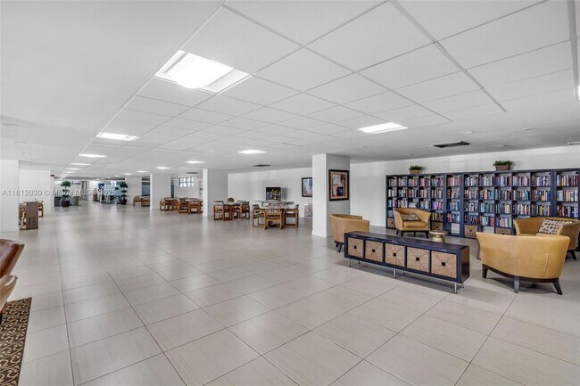 Building Photo - 400 Leslie Dr