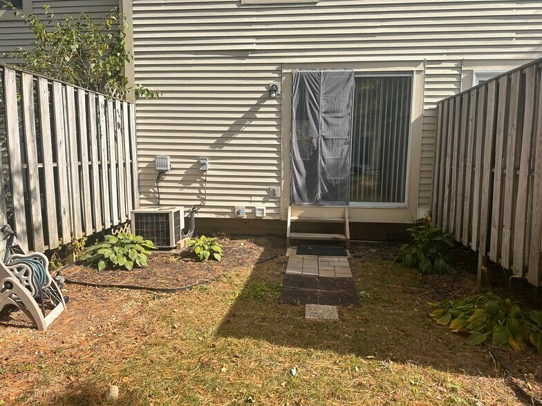 Building Photo - 5125 Singleton Dr