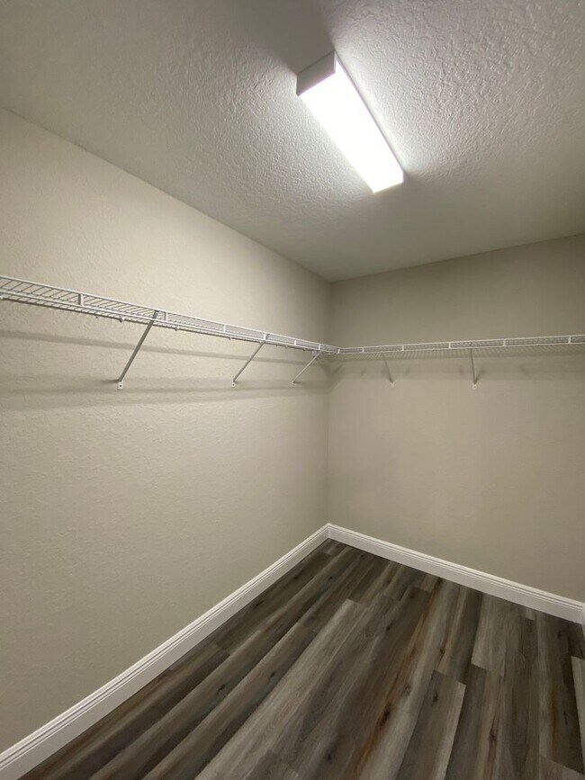 Building Photo - Custom Home - Desirable SE Ocala Neighborh...