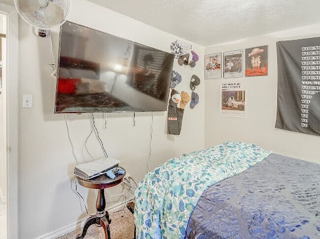 Building Photo - Dillon Valley East Condo! Two parking spot...