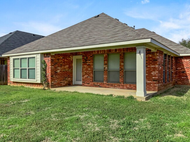 Building Photo - Spacious 3-Bedroom, 2-Bath Home with Flex ...