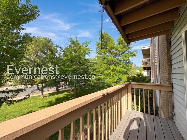 Building Photo - 2 bed/1 bath Spacious Condo with Modern Amenities