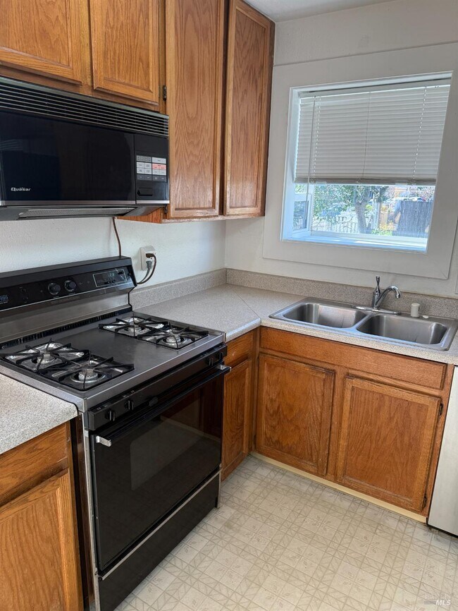 Building Photo - 472 Church St