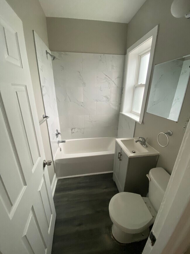 Building Photo - 5945 Hyslop Pl