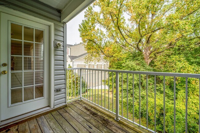 Building Photo - 2-level condo, conveniently located