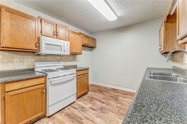 Building Photo - 58 Regent Ct