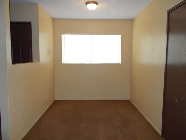 Building Photo - 2 Bedroom 1 Bath Upstairs Unit - Move in Ready