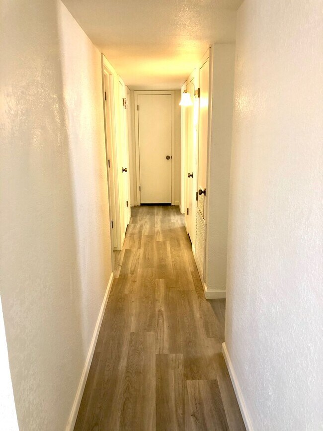 Building Photo - Cute 3 Bedroom Home near Hualapai Mt. School.