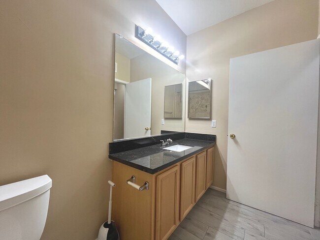 Building Photo - Beautiful Summerlin townhome, 3 bed, 2.5 bath, on 1st floor.