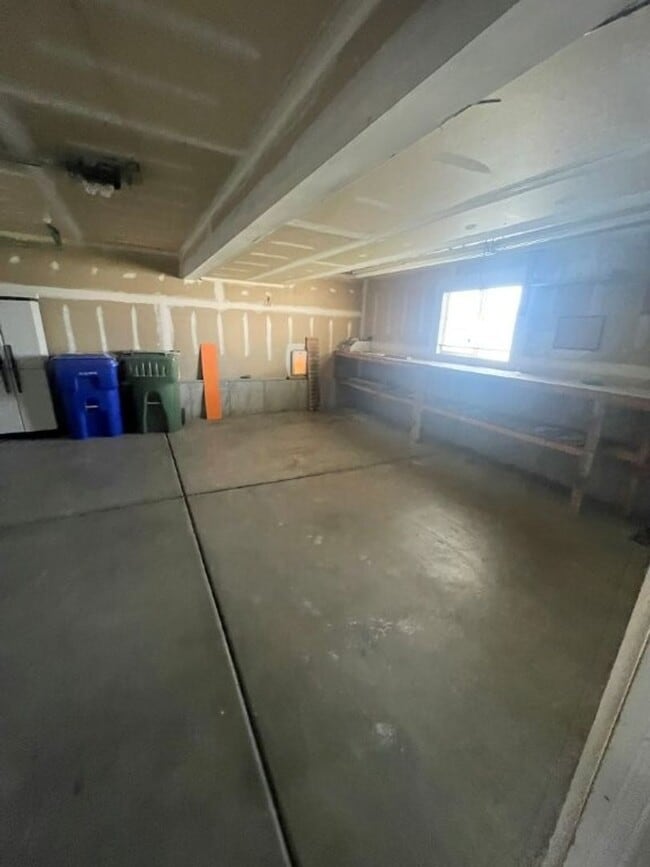 Building Photo - Your New Chapter Starts Here – 5 Bed, 2 Bath Syracuse Home + 2 Weeks Free!