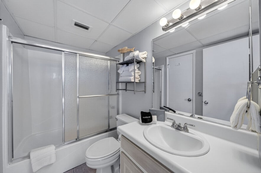 Building Photo - 9850 S Thomas Dr