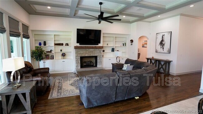 Building Photo - 12912 S 6th St