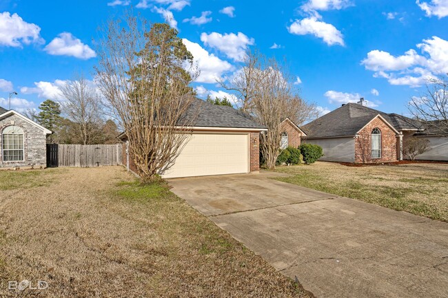 Building Photo - 3 Bedroom 2 bath Brick Home!