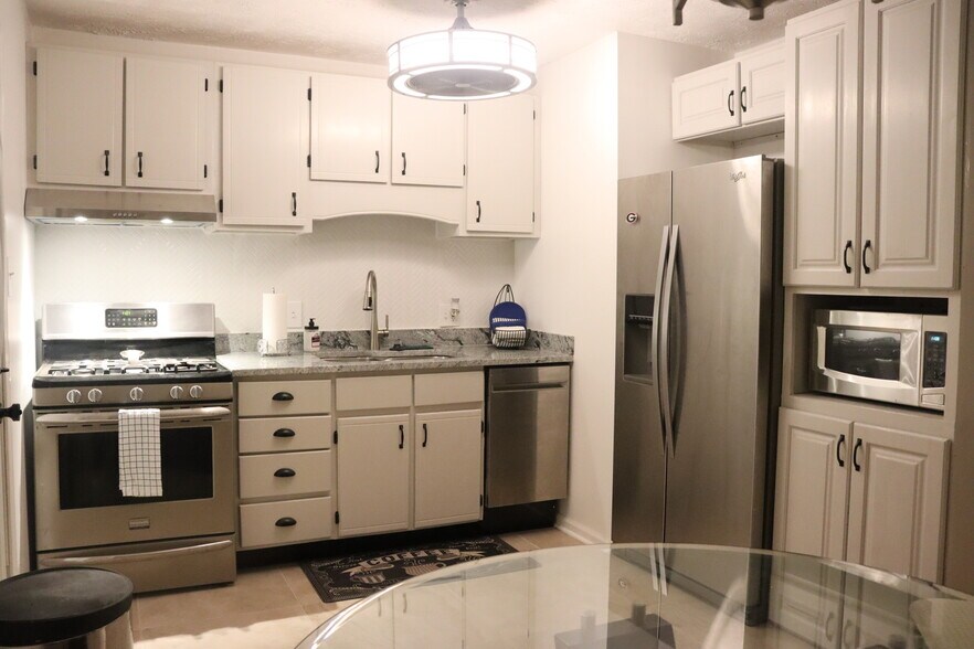 Kitchen - 390 Dr Martin Luther King Pky
