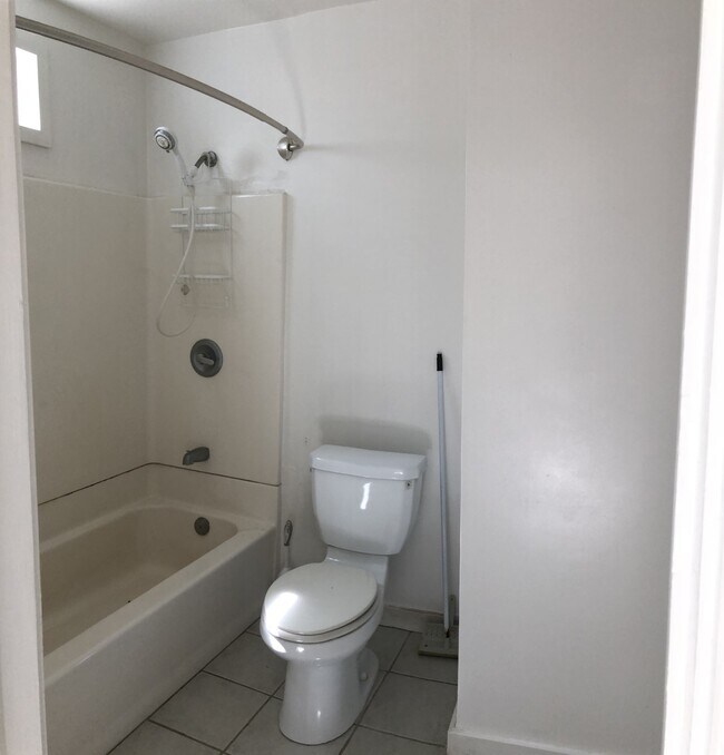 Building Photo - Three bedroom two bath house walking distance to MIIS. DLI and downtown Monterey