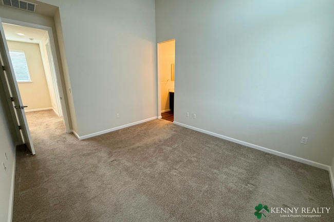 Building Photo - Spacious 2 Bedroom, 2.5 Bathroom Condo wit...