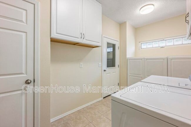 Building Photo - 5 Tanyard Ln