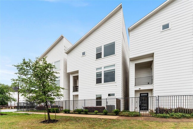 Building Photo - 1033 Roberts St